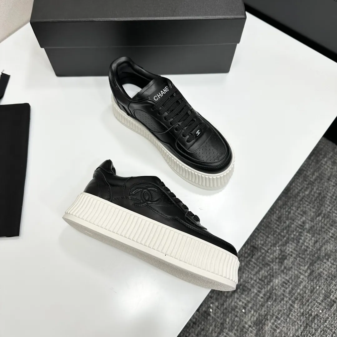 👟👟Ex-factory price 560👟👟Chanel Panda Shoes! 2025 counter's top casual sports shoes. This classic design; the upper is electro-embroidered with a variety of techniques; the outsole is fashionable and sporty; the unusual inclusion of a variety of color matching elements... The diversified mix and match is very good-looking and versatile, and can be used for leisure, fashion, sports, and outdoor... ꫛꫀꪝ Go➫ Materials: ❶Upper made of: original imported first-layer silk cowhide + original waterproof cloth + original first-layer cowhide ❷Inner lining: Breathable mesh ❸ Outsole based on: original TPU combination outsole, full set of boutique packaging for women 35–41